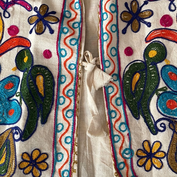 Embroidered Floral Vest - Picture 3 of 9